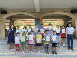 113學年度國語日報剪報高手、校內自編故事劇本及Cool English頒獎代表照片