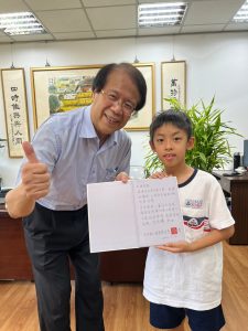 111學年第二學期國語日報小作家頒獎及校長贈書代表照片