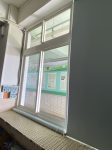 教室內窗簾掉落